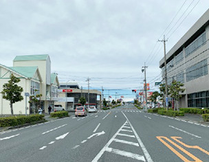 今之浦の大通りのアピタの交差点を右に曲がって消防署方向へ進んでください。