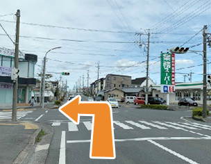 その先に業務スーパーがある信号機を左折してください。