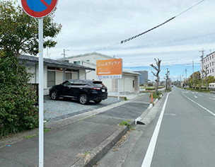 左手すぐ２軒目となっております。