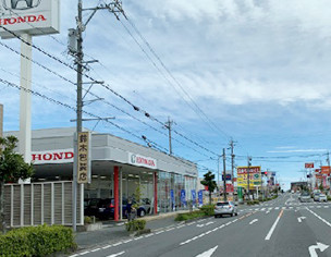 今之浦の大通りのホンダやドコモショップがある交差点を左に曲がってください。