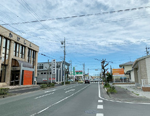 道なりにカーブして１つ信号機を越えると、その先に業務スーパーがある信号機がございます。